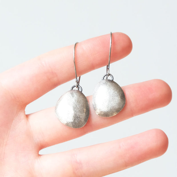 Large Swinging Pebble Hooks