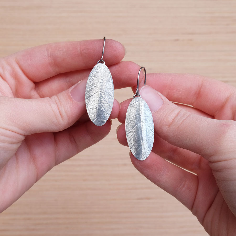 Swinging Leaf Hooks
